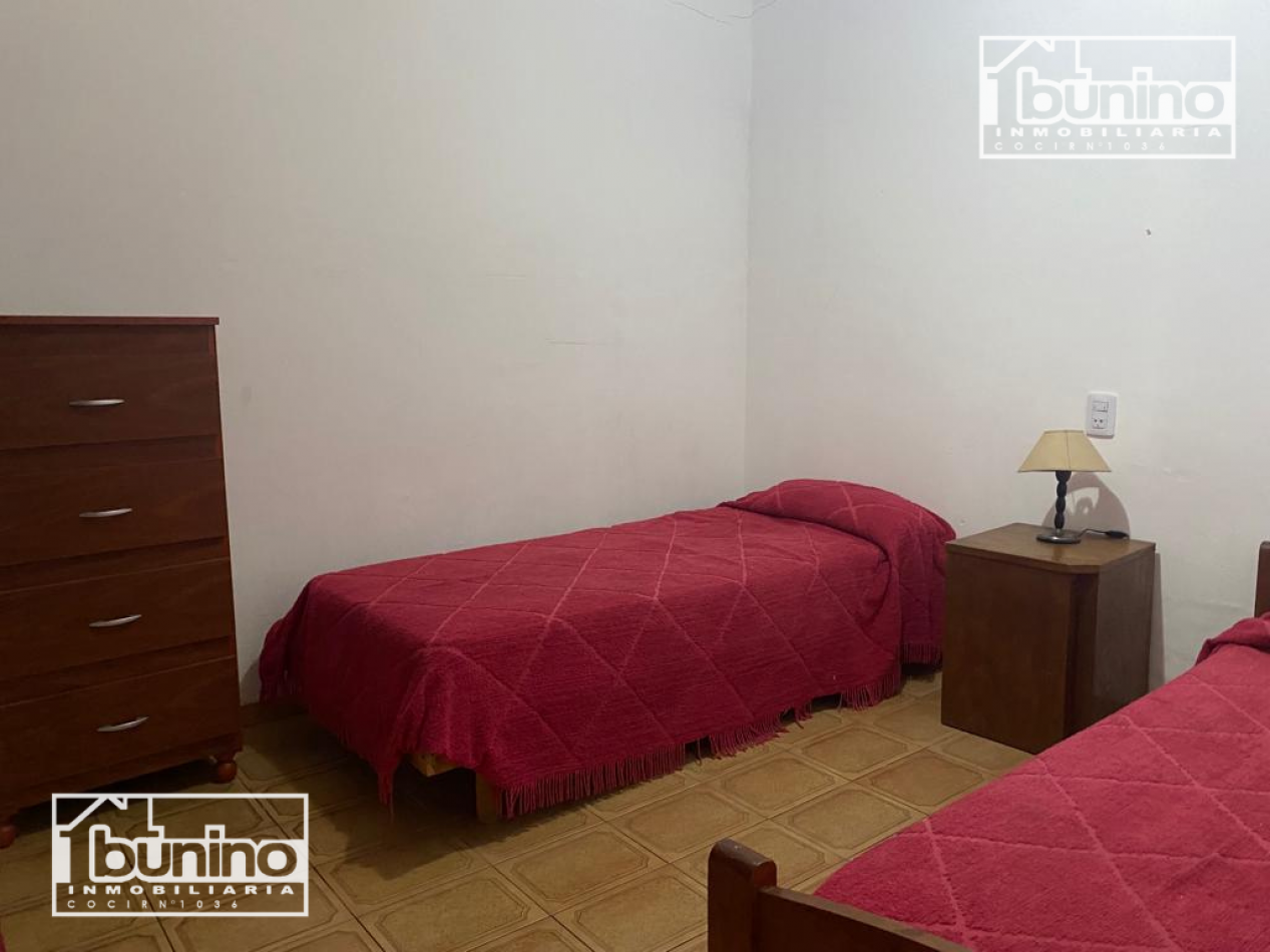 Casa EN VENTA 2 dormitorios, quincho independiente y pileta - FUNES