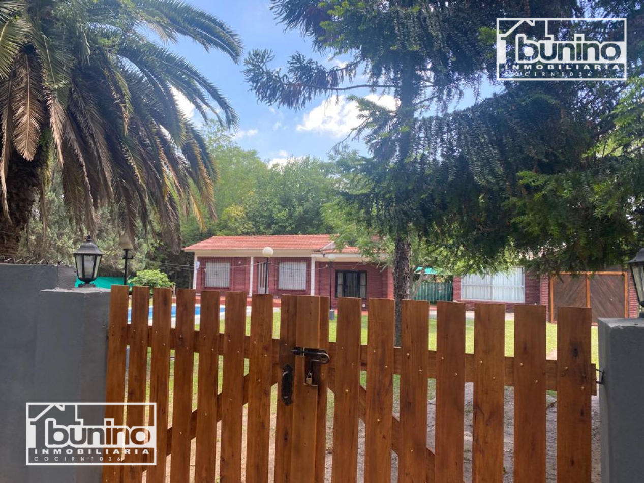 Casa EN VENTA 2 dormitorios, quincho independiente y pileta - FUNES
