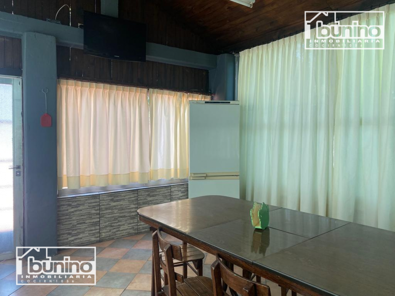 Casa EN VENTA 2 dormitorios, quincho independiente y pileta - FUNES