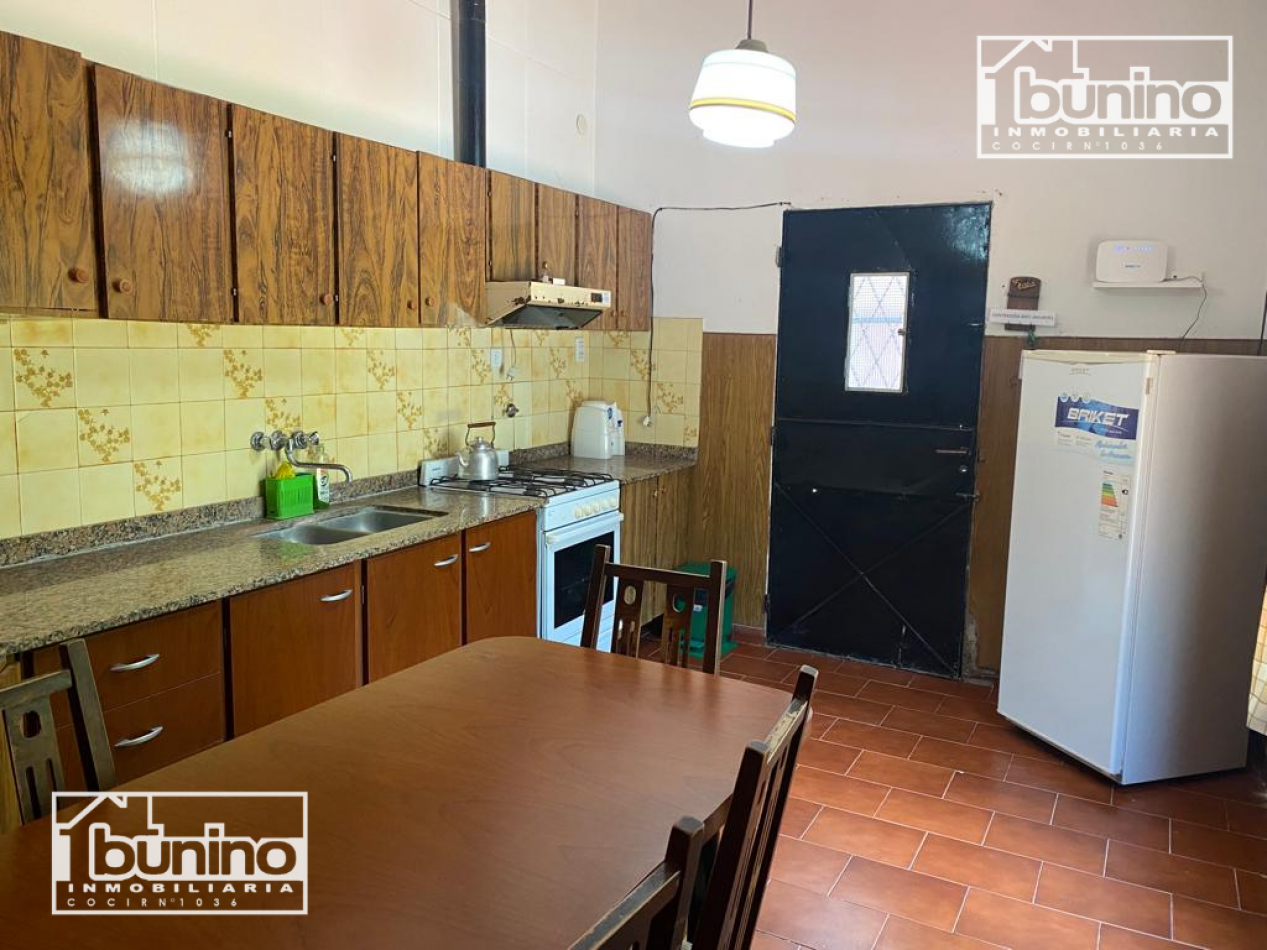 Casa EN VENTA 2 dormitorios, quincho independiente y pileta - FUNES