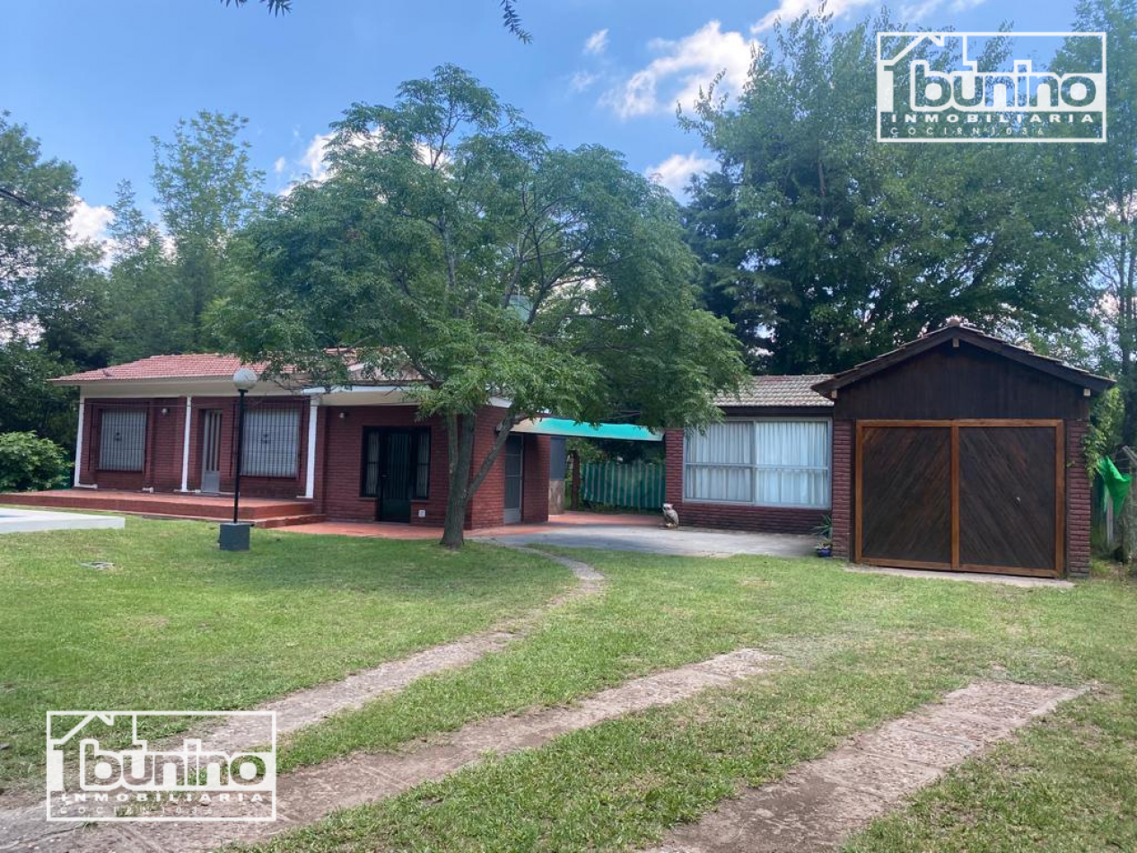 Casa EN VENTA 2 dormitorios, quincho independiente y pileta - FUNES