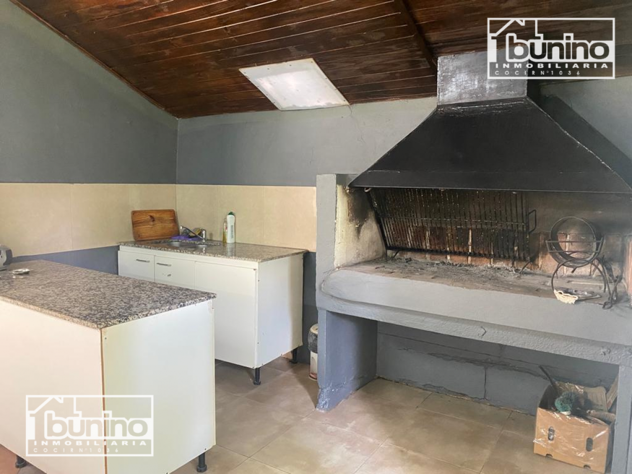 Casa EN VENTA 2 dormitorios, quincho independiente y pileta - FUNES