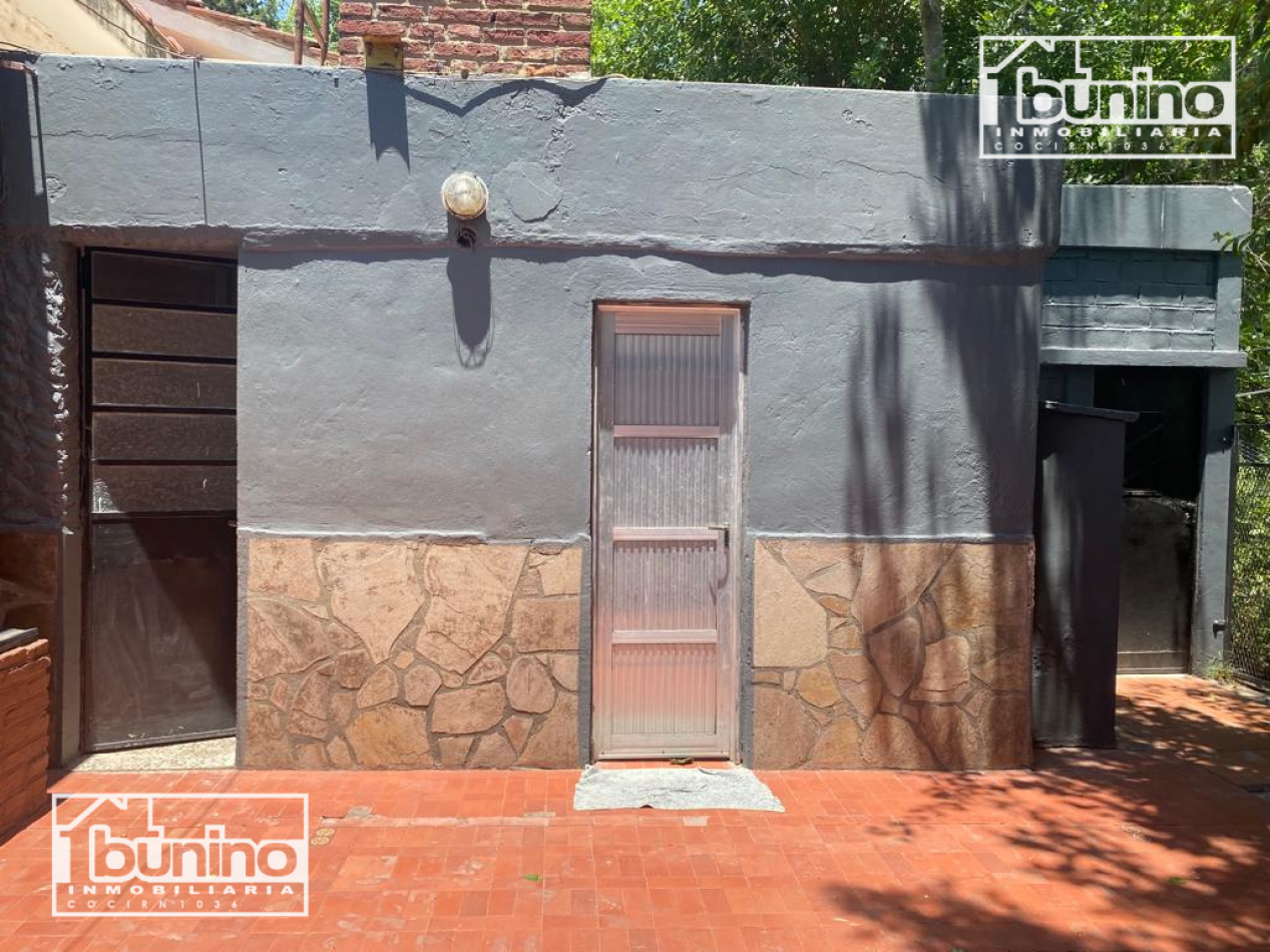 Casa EN VENTA 2 dormitorios, quincho independiente y pileta - FUNES