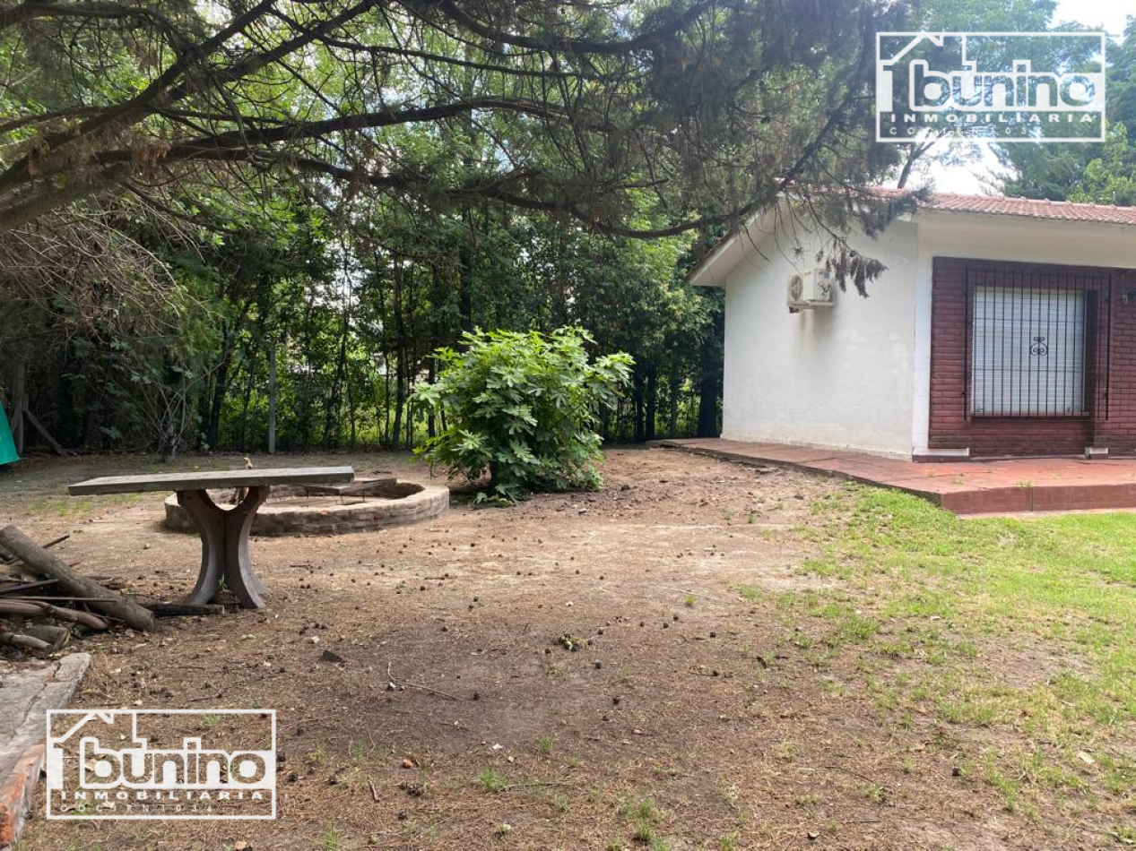 Casa EN VENTA 2 dormitorios, quincho independiente y pileta - FUNES