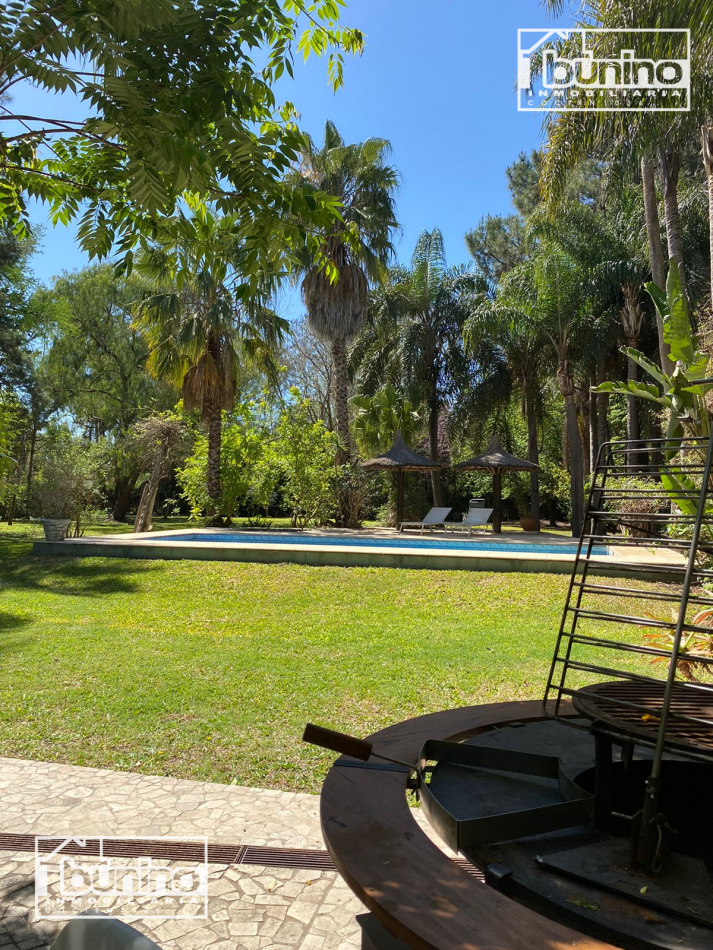  Casa EN VENTA en Roldan - 4 Dormitorios, Pileta y Cochera