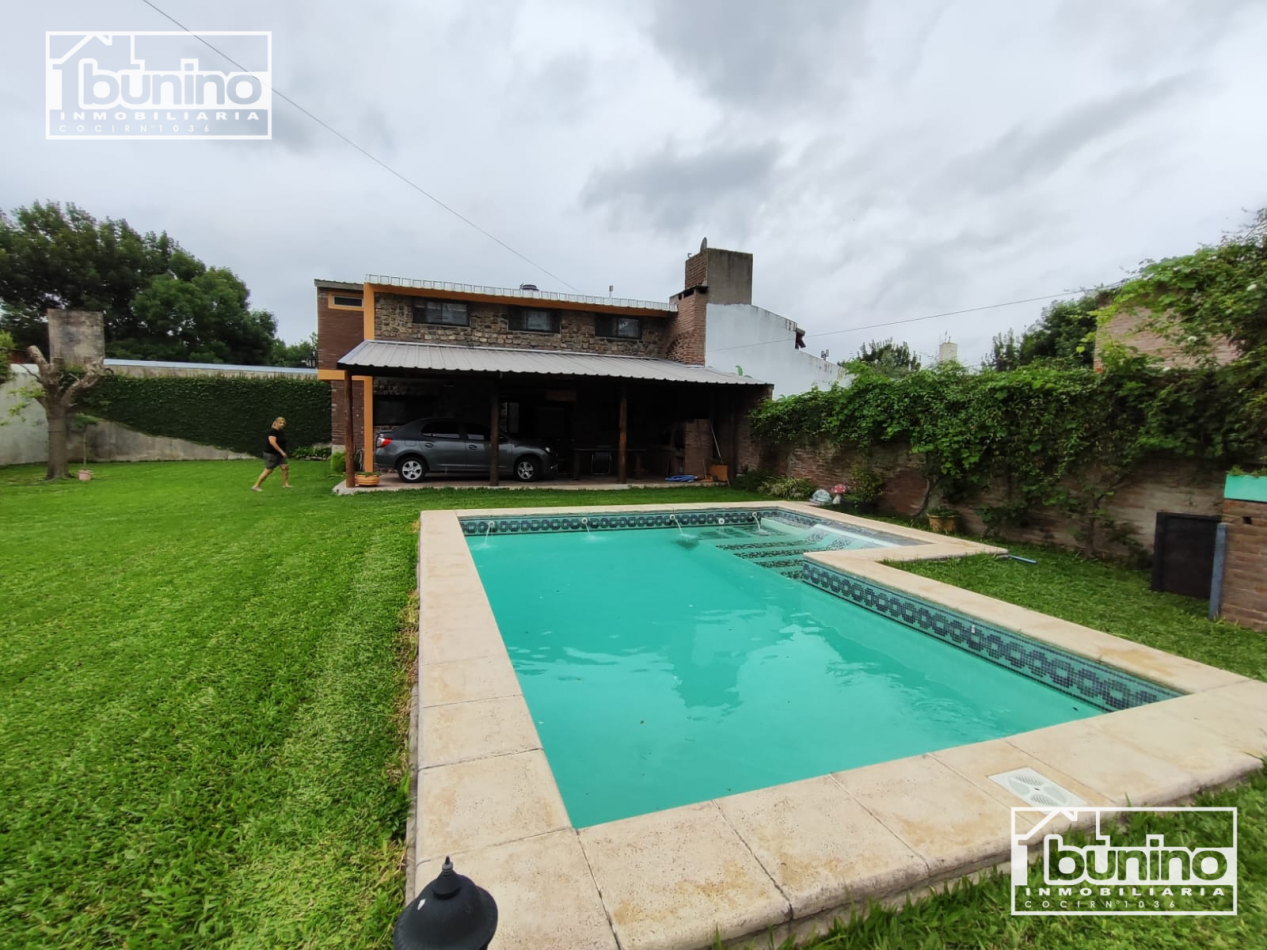 VENTA Casa de 2 plantas con parque, galeria y pileta - Ibarlucea