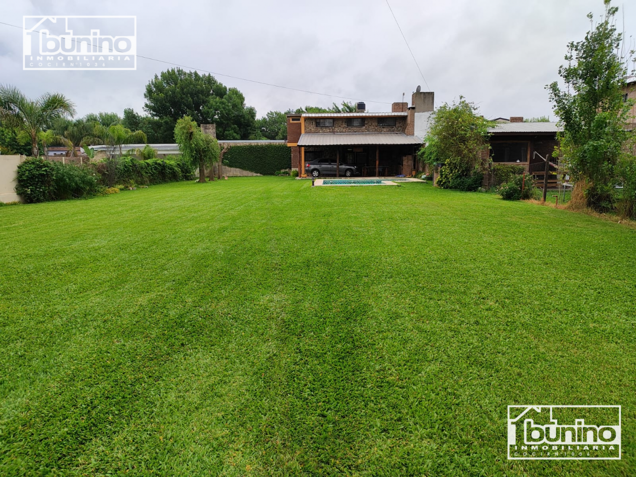 VENTA Casa de 2 plantas con parque, galeria y pileta - Ibarlucea