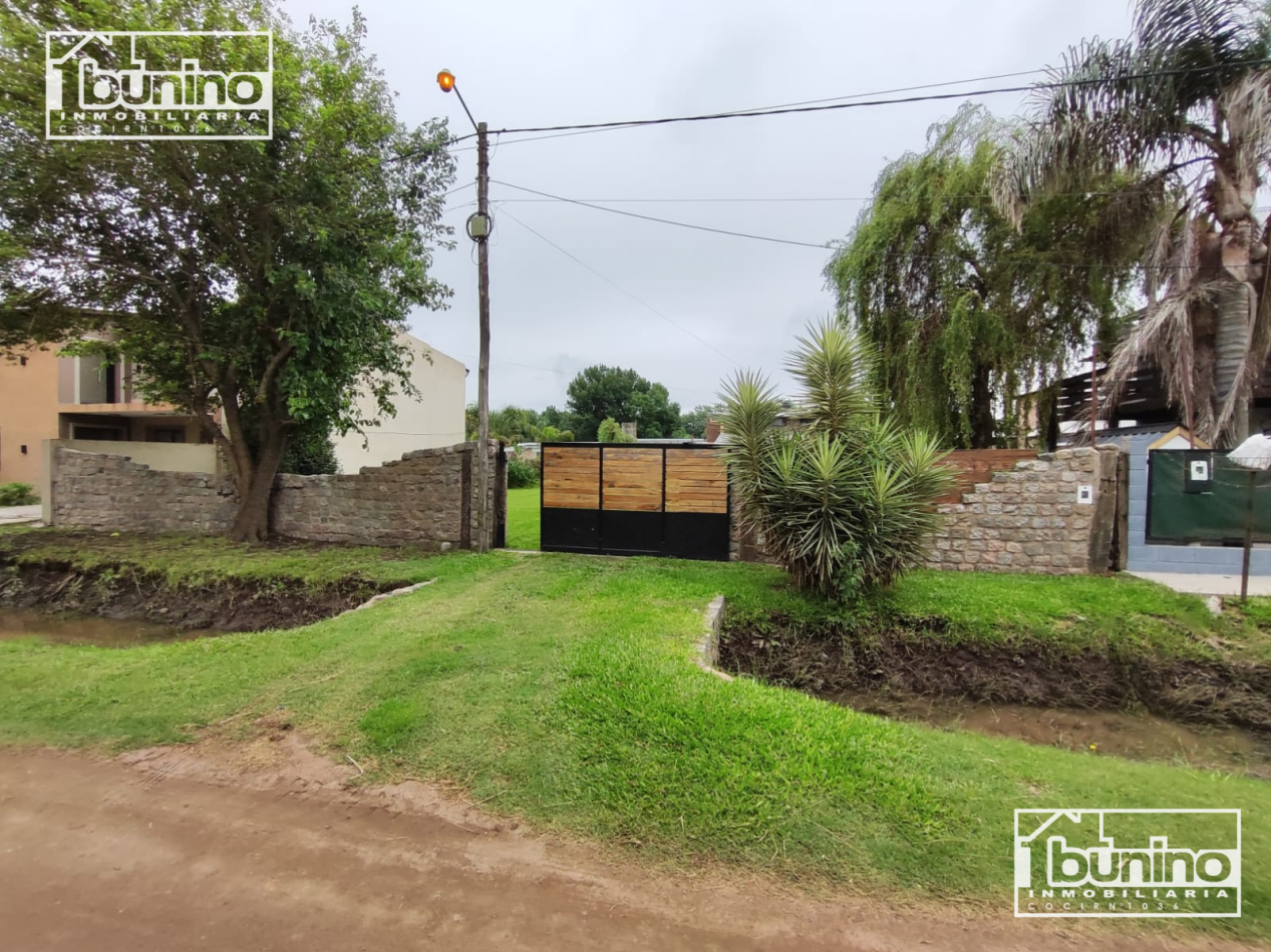 VENTA Casa de 2 plantas con parque, galeria y pileta - Ibarlucea