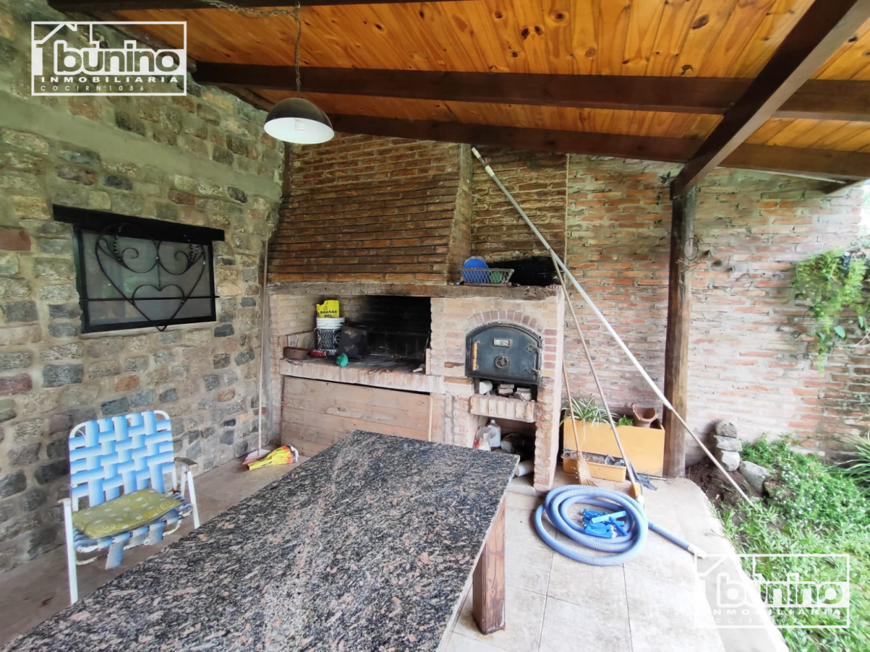 VENTA Casa de 2 plantas con parque, galeria y pileta - Ibarlucea