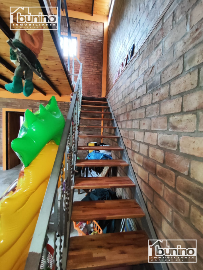 VENTA Casa de 2 plantas con parque, galeria y pileta - Ibarlucea
