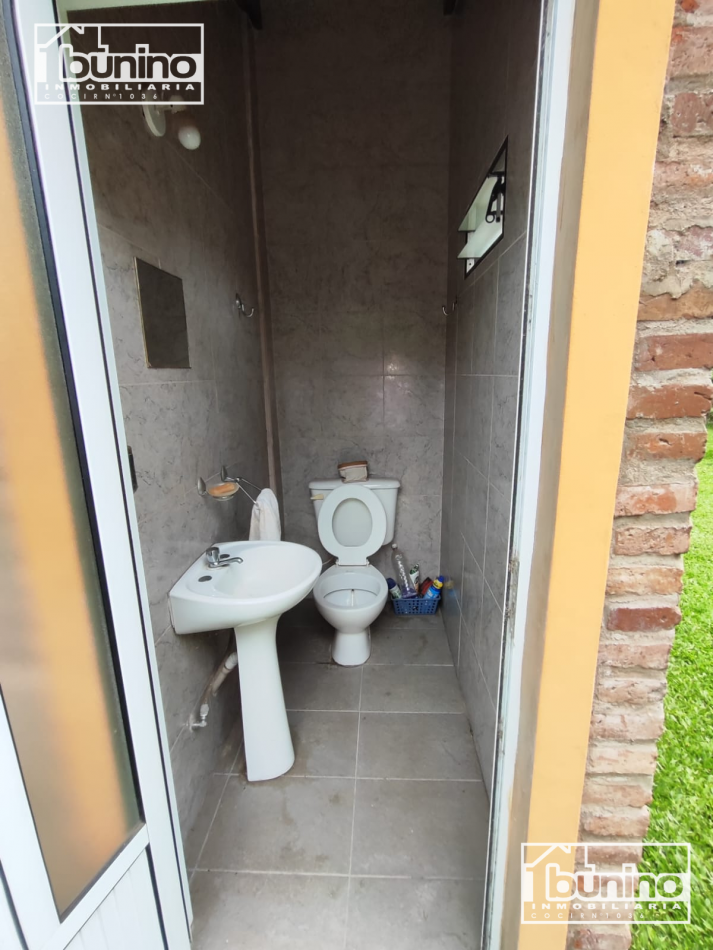 VENTA Casa de 2 plantas con parque, galeria y pileta - Ibarlucea