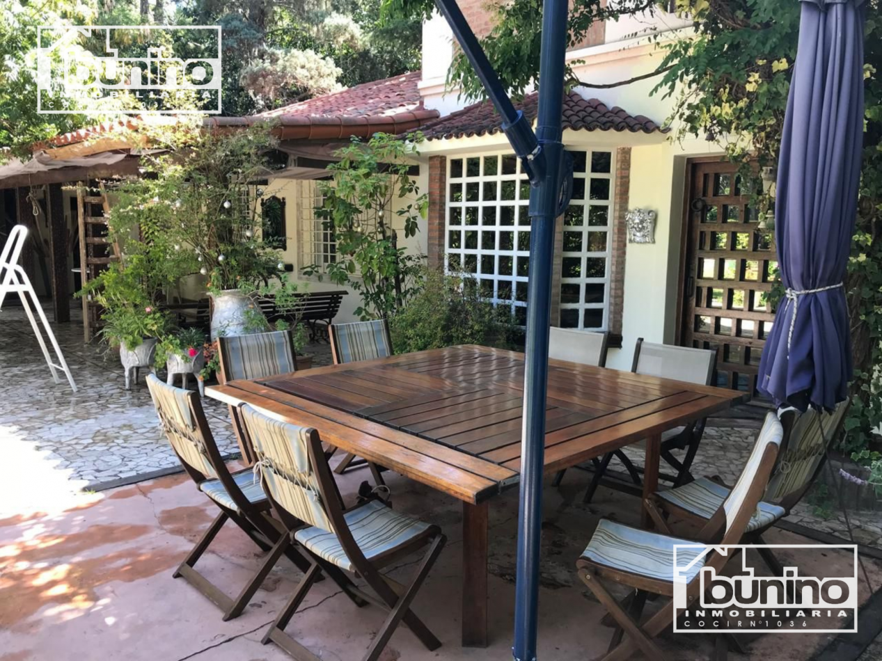  Casa EN VENTA en Roldan - 4 Dormitorios, Pileta y Cochera