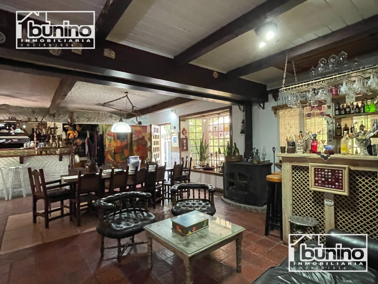  Casa EN VENTA en Roldan - 4 Dormitorios, Pileta y Cochera