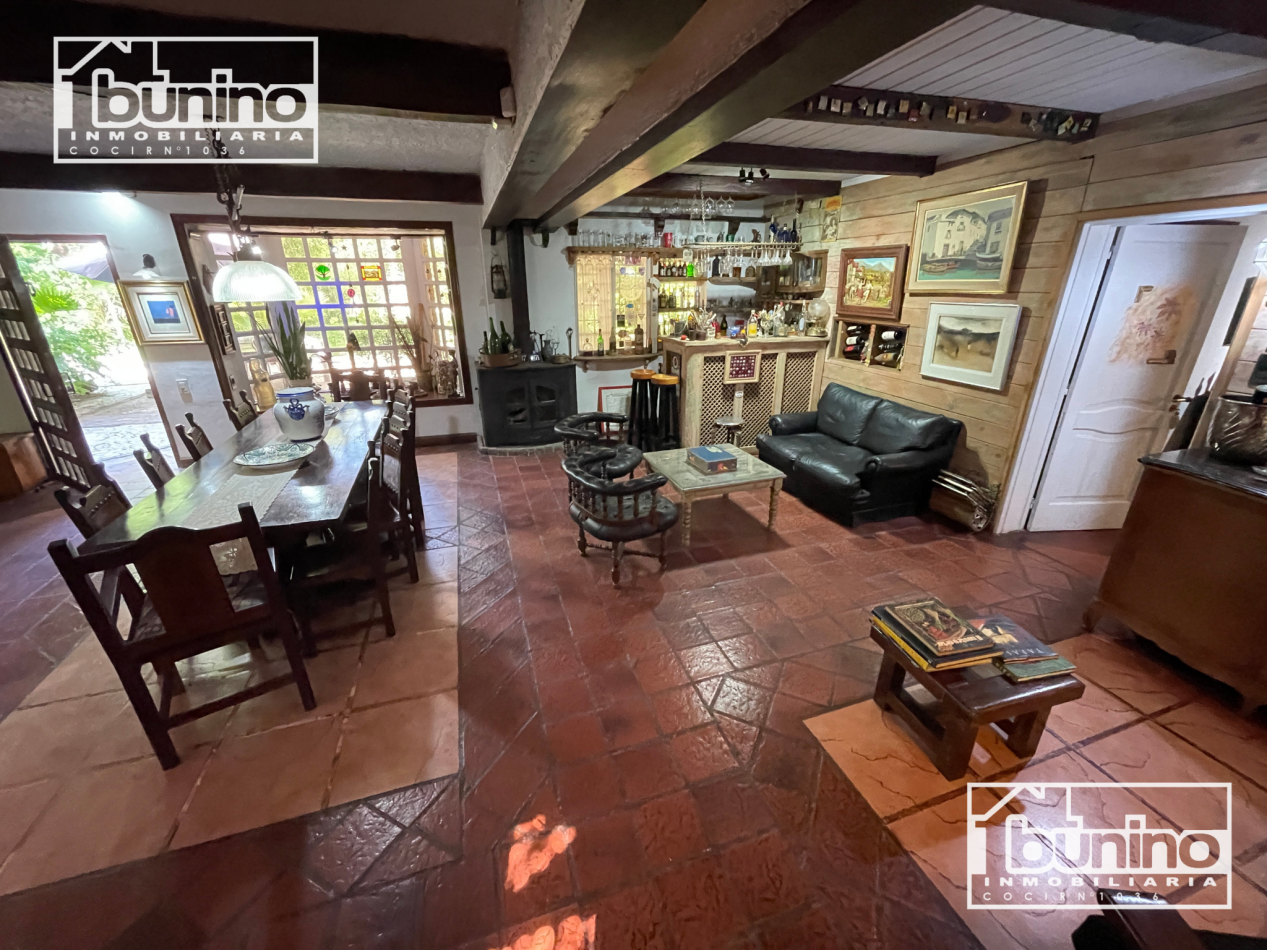  Casa EN VENTA en Roldan - 4 Dormitorios, Pileta y Cochera