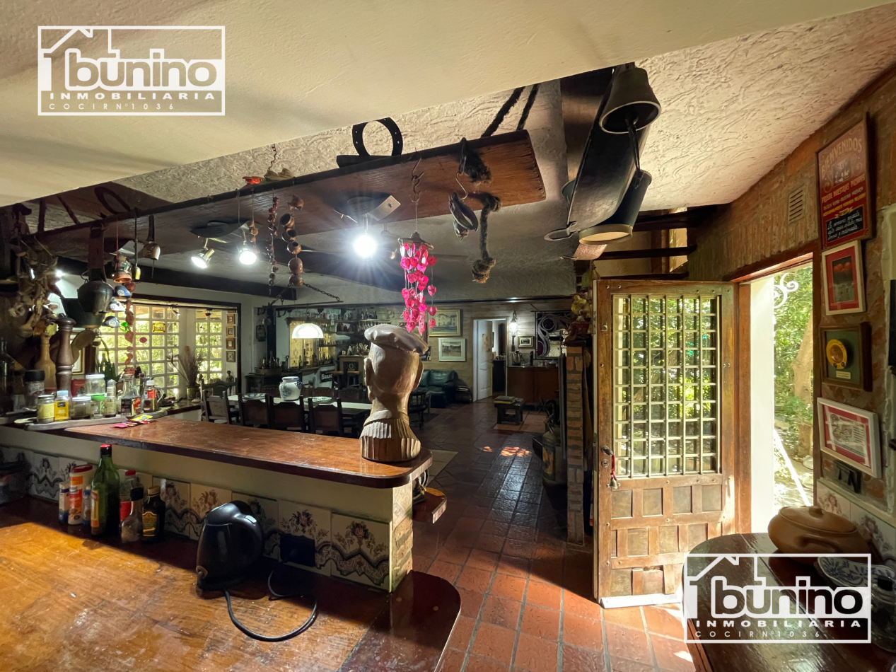  Casa EN VENTA en Roldan - 4 Dormitorios, Pileta y Cochera