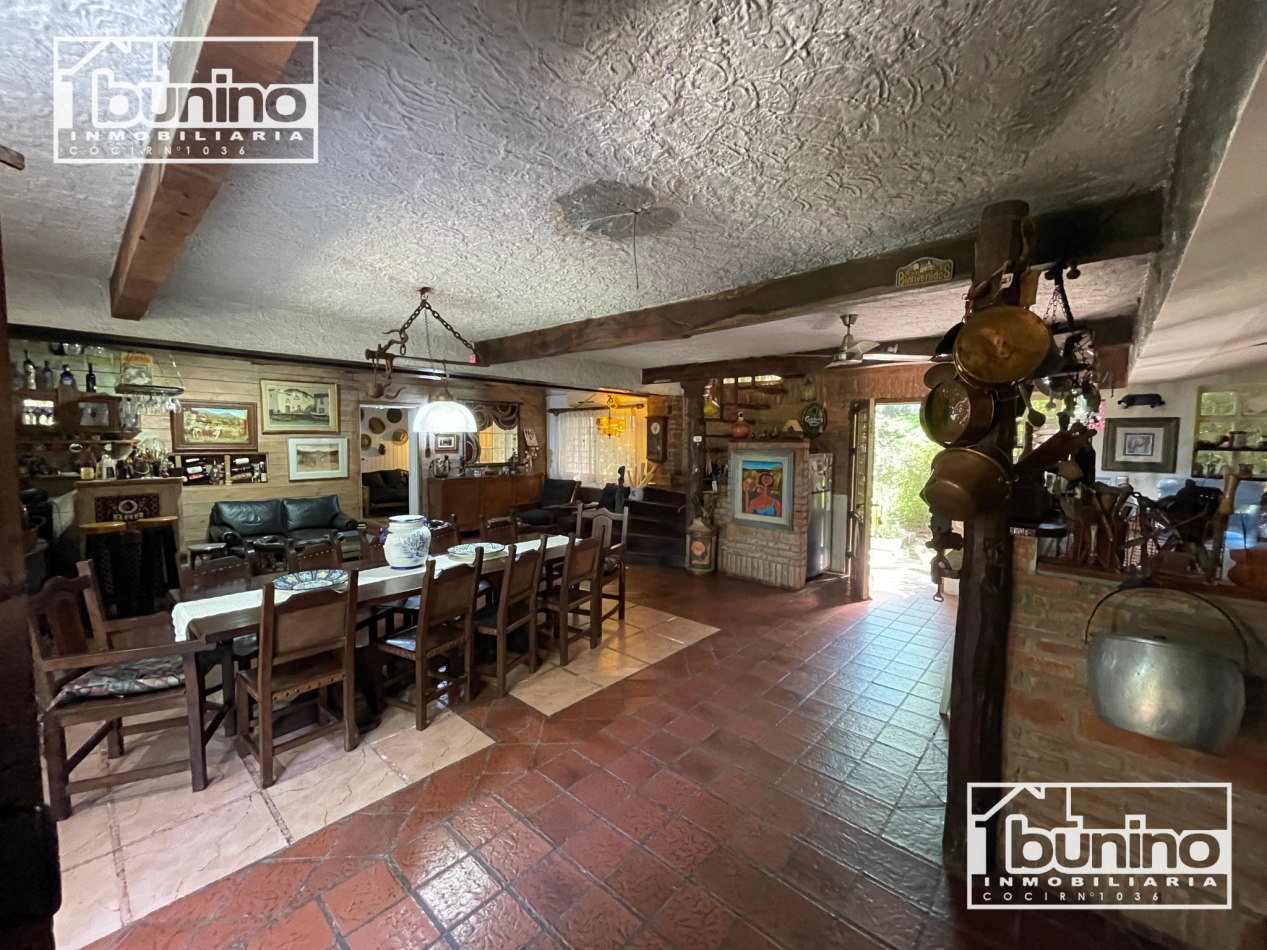 Casa EN VENTA en Roldan - 4 Dormitorios, Pileta y Cochera