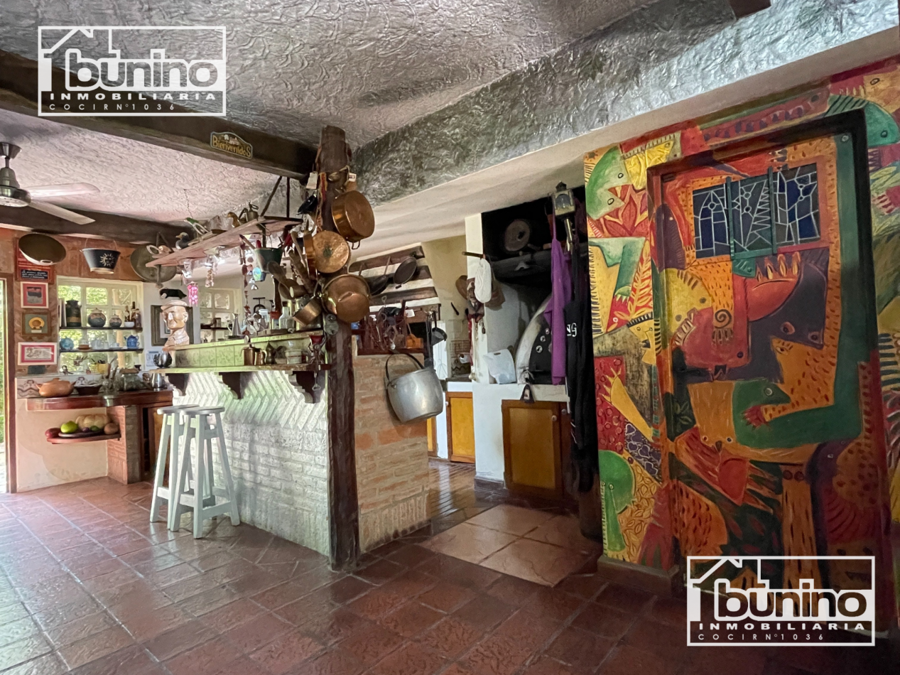  Casa EN VENTA en Roldan - 4 Dormitorios, Pileta y Cochera