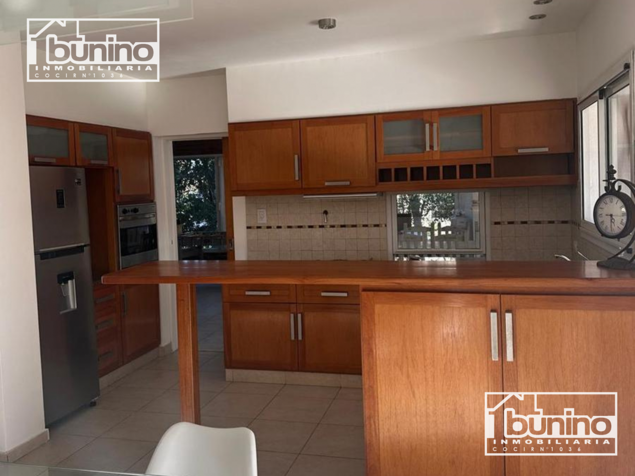 Alquiler permanente en Funes Hills, San Marino - 3 Dormitorios