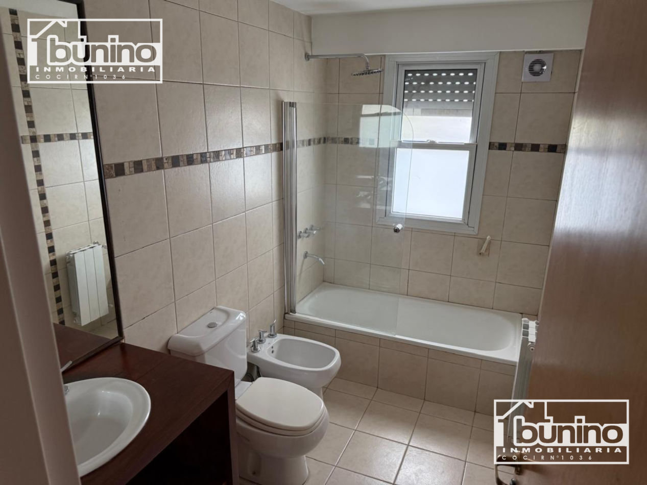 Alquiler permanente en Funes Hills, San Marino - 3 Dormitorios