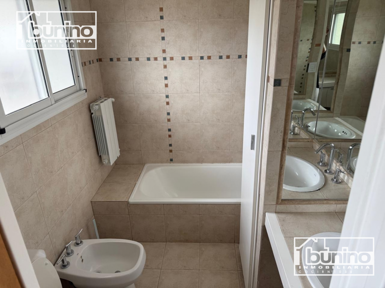 Alquiler permanente en Funes Hills, San Marino - 3 Dormitorios